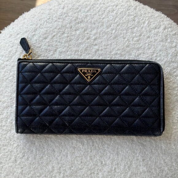 Prada lambskin quilted wallet - Picture 1 of 7